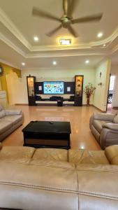 Televisyen dan/atau pusat hiburan di sharonhomestay