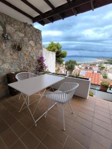 a white table and two chairs on a balcony at Estudio vistas al mar y a 5 minutos playa Estartit in L'Estartit