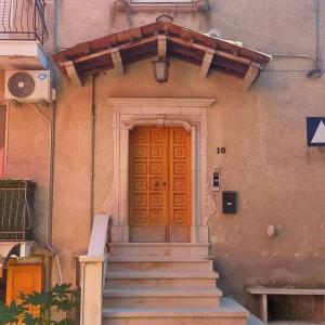 una puerta de un edificio con escaleras que conducen a él en U cafè, en Monte San Giacomo