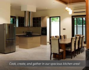 una cucina e una sala da pranzo con tavolo e sedie di Farmstay Fusion a Shamshabad