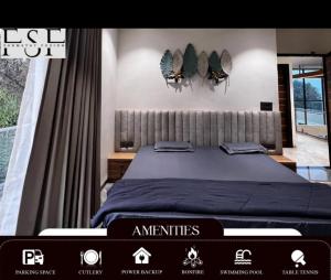 una camera da letto con un letto con ali appese al muro di Farmstay Fusion a Shamshabad