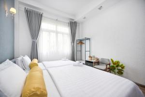 Postel nebo postele na pokoji v ubytování Amory Hotel Saigon Center