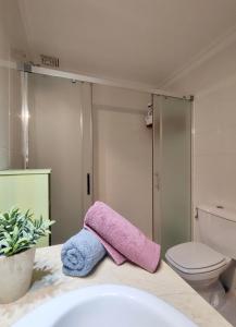 O baie la Spacious Apartment Close to the Beach