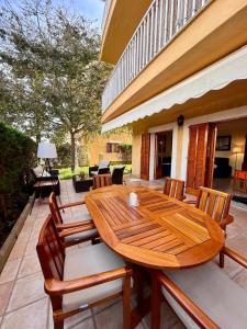 Un balcon sau o terasă la Spacious Apartment Close to the Beach