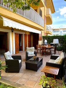 Un balcon sau o terasă la Spacious Apartment Close to the Beach