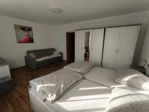 Postel nebo postele na pokoji v ubytování Apartmány Jablunkov