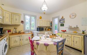 Kuchyň nebo kuchyňský kout v ubytování Lovely Home In Saint-Rémy-De-Provence