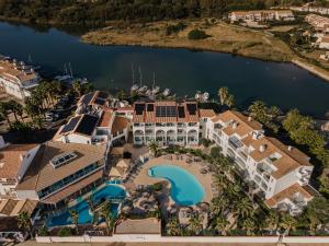 Bazén v ubytování Les Bulles de Mer - Hotel & Spa sur la Plage nebo v jeho okolí