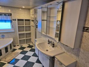 Koupelna v ubytování Ferienhaus Alfenz + 37 fotografií