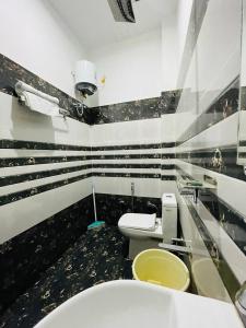 Bilik mandi di RAVINDRA GEETA Inn
