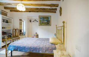 Un dormitorio con una cama en una habitación con techos de madera. en Gorgeous Home In Ponti Di Pornassio, en Ponte di Nava