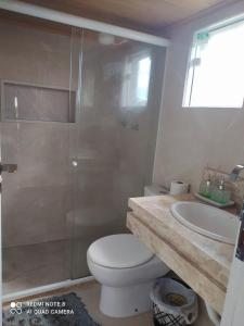 un bagno con doccia, WC e lavandino di Triplex 3 Suítes 10 PESSOAS Cond Aldeia dos Pescadores Praia do Forte a Praia do Forte