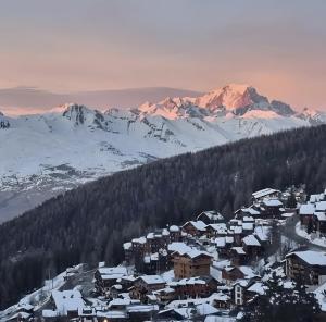 a town in the snow with mountains in the background at Séjour à la montagne - Éperviere in La Plagne Tarentaise