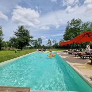 Πισίνα στο ή κοντά στο Le château de Willival pour 15 pers avec piscine