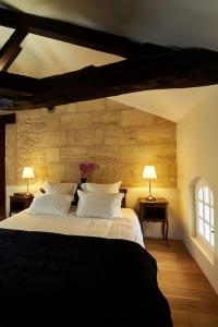 Ένα ή περισσότερα κρεβάτια σε δωμάτιο στο Le château de Willival pour 15 pers avec piscine