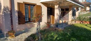 una casa con ventana y un patio con plantas en La casa di Juliette, en Merone