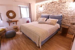 Ένα ή περισσότερα κρεβάτια σε δωμάτιο στο Viaggio Historical Suite, Corfu Old Town +11 φωτογραφίες