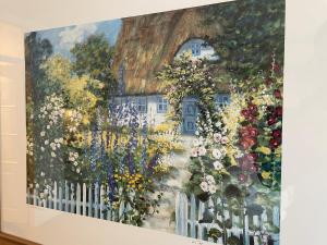 a painting of flowers on a wall at Klaar Kiming 5c, Sandwall in Wyk auf Föhr