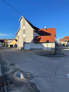 an empty street in front of a building at Appartement de l angle Im Winkel in Oberbetschdorf