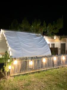 Budova, kde se the luxury tent nachází