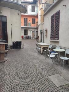 an empty courtyard with tables and chairs in a building at Appartamento in centro Tollegno in Tollegno