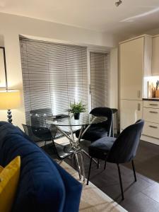 Ruang duduk di Chester City Centre Waterfront Apartment
