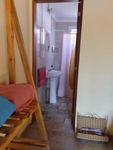Un baño con lavabo, ducha e inodoro. en La Constancia de la Colonia Julia y Echarren, en Río Colorado