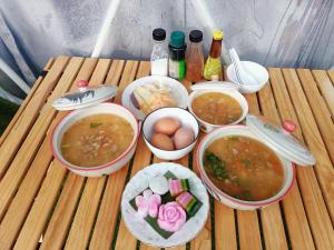 Ban Huai Tiแคมป์ปิ้ง อิงว้า的桌上放着汤和其他食物
