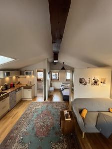 ein Wohnzimmer mit Couch und Küche in der Unterkunft Erika´s Häuschen in Kitzbühel