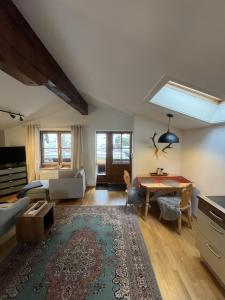 ein Wohnzimmer mit Tisch und Couch in der Unterkunft Erika´s Häuschen in Kitzbühel