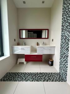 Salle de bains dans l'établissement Villa De L'Amiral - LUXE ET DETENTE A POMMEVIC