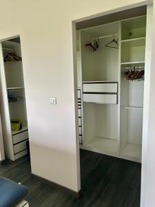 Cuisine ou kitchenette dans l'établissement Villa De L'Amiral - LUXE ET DETENTE A POMMEVIC