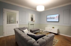 una sala de estar con un sofá y una mesa en Apartament Dworcowa 13, en Bydgoszcz