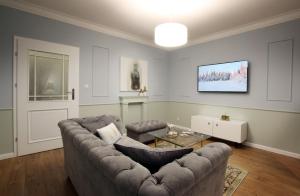 a living room with a couch and a table at Apartament Dworcowa 13 in Bydgoszcz