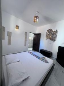 Un dormitorio con una gran cama blanca en una habitación. en Warrior rest, en Dahab