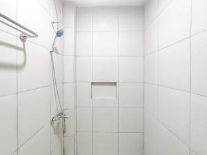 Ένα μπάνιο στο RedDoorz Near Sam Poo Kong 4 Semarang
