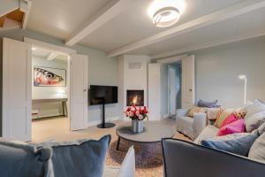a living room with a couch and a table at Kampens Herzstück in Kampen