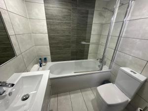 Koupelna v ubytování 1BR Hideaway Near NEC & Resorts World - Ideal for Travelers + 15 fotografií