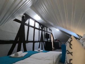 ヘール・グレンツハウゼンにあるStilvolle Altbauwohnung, Apartment Schlaf & gutのベッドルーム1室(クロスベッド1台付)