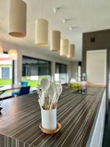 Cuisine ou kitchenette dans l'établissement Villa De L'Amiral - LUXE ET DETENTE A POMMEVIC