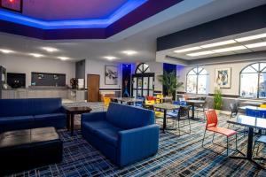 Posezení v ubytování Coratel Inn and Suites By Jasper Eagan ST Paul Airport & Mall of America