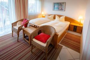 een hotelkamer met een bed met een rood kussen erop bij Ferienwohnung Tannenblick 4-3 in Oberhof