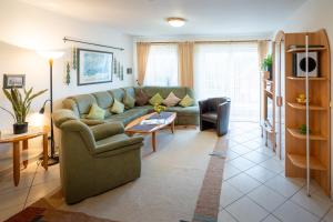 een woonkamer met een bank en een tafel bij Ferienwohnung Tannenblick 4-3 in Oberhof