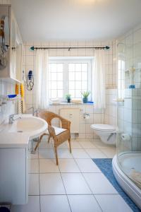 een badkamer met twee wastafels en een bad en een toilet bij Ferienwohnung Tannenblick 4-3 in Oberhof