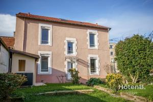 una casa grande con un patio delante en Villa de Plaisance, en Limoges