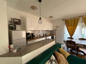 Kuchyňa alebo kuchynka v ubytovaní Apartman Petra