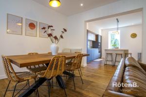 Una sala de estar con una mesa y sillas y un sofá. en Villa de Plaisance, en Limoges