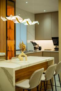 Η κουζίνα ή μικρή κουζίνα στο Ipoh Modern Luxury House 4B3B 14 pax
