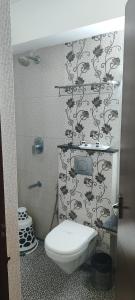 Koupelna v ubytování SKY GATE HOTEL Near Apollo MAIN, Women's & Children's US Consulate Sankara Netralaya Goethe Institute PrestigePalladium Shastri Bhavan Senmozhi Poonga Raj Ratnam Stadium TAJ Coromandal India Oil Bhavan Dr Mohan's Diabetics VAC Chennai