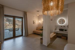 Postel nebo postele na pokoji v ubytování Amal Kythnos Suites + 37 fotografií
